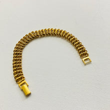 Load image into Gallery viewer, Vtg Antikes Gold Tone Bracelet
