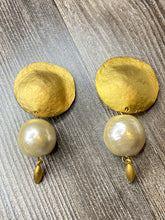 Load image into Gallery viewer, MATTE GOLD PEARL EARRINGS
