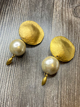 Load image into Gallery viewer, MATTE GOLD PEARL EARRINGS
