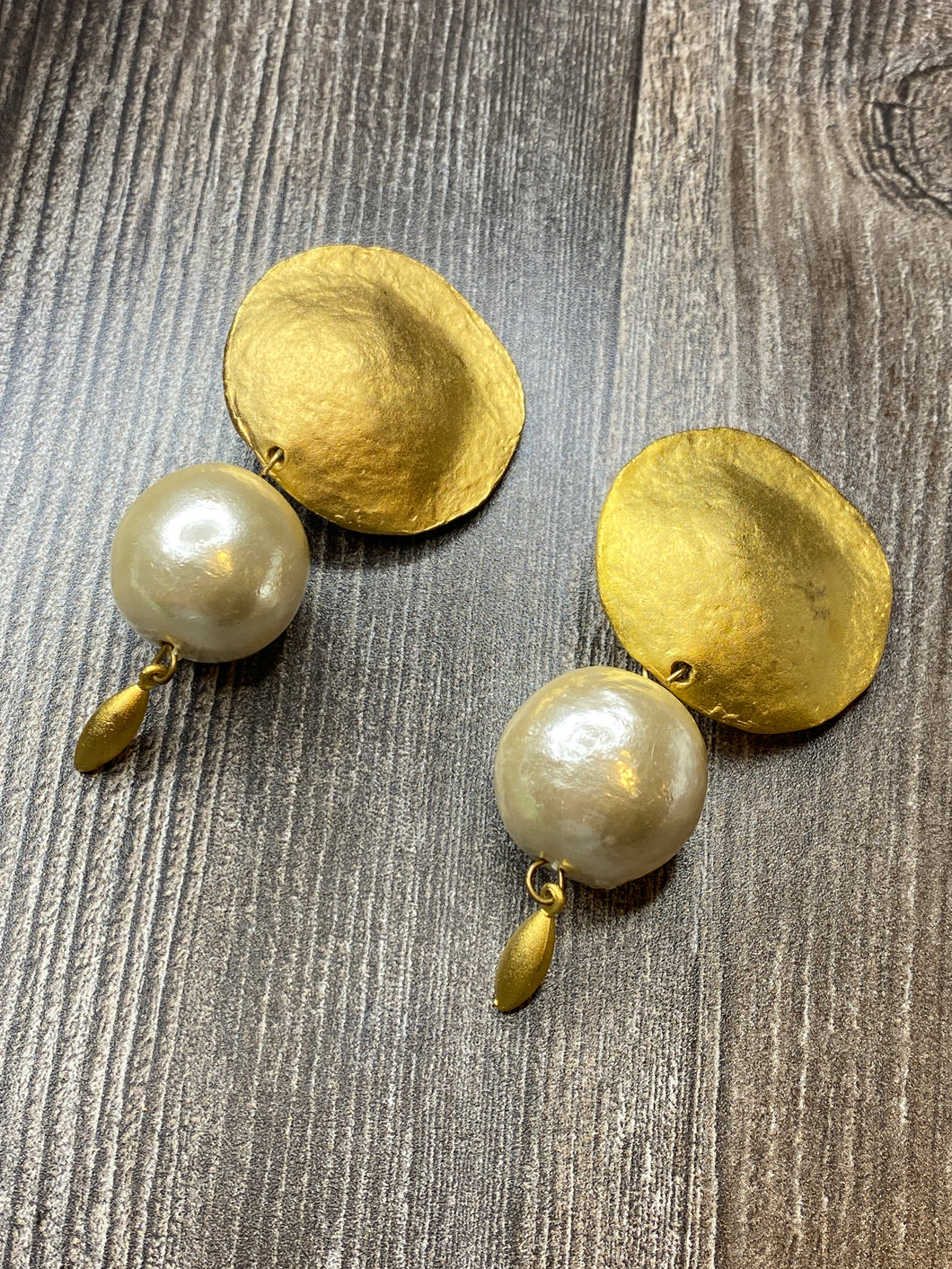 MATTE GOLD PEARL EARRINGS