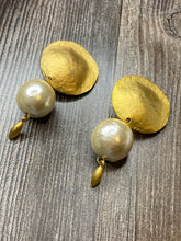 Load image into Gallery viewer, MATTE GOLD PEARL EARRINGS
